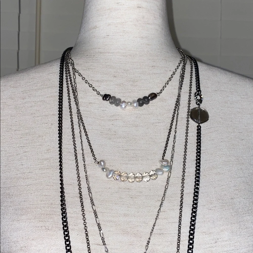 Chic Multi-Layered Necklace in Silver and Black
